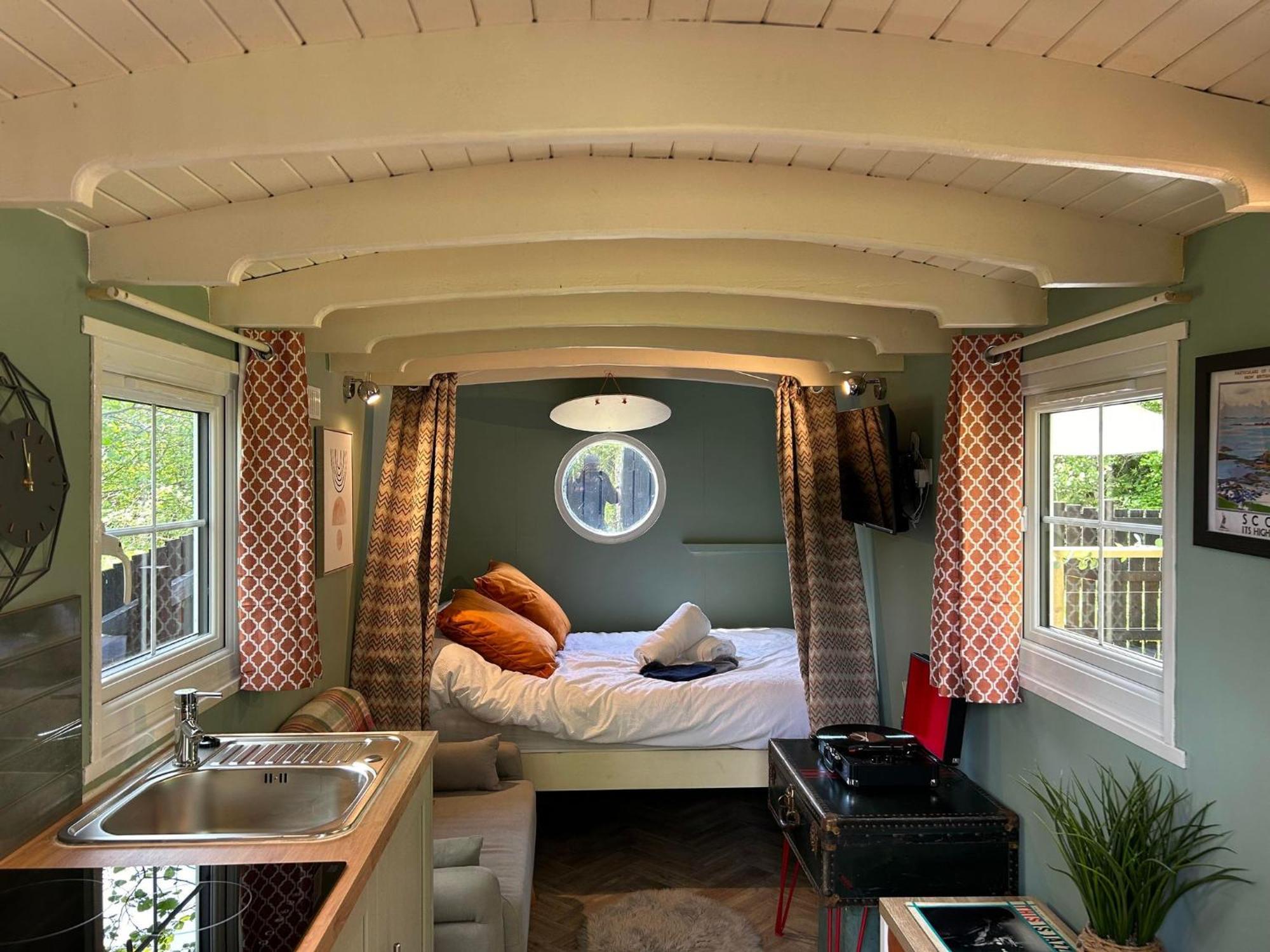 Appin Holiday Homes -Caravans, Lodges, Shepherds Hut And Train Carriage Stays Exterior photo